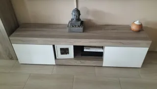 Mueble de comedor y vitrina madera y cristal.