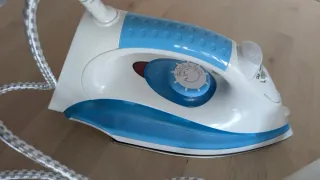 Plancha de ropa Kunft blanca y azul