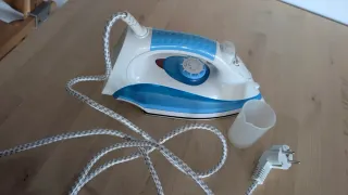 Plancha de ropa Kunft blanca y azul