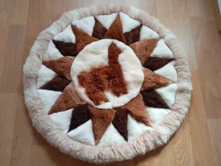 Alfombra peruana de piel y pelo de llama.