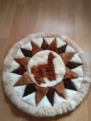 Alfombra peruana de piel y pelo de llama.