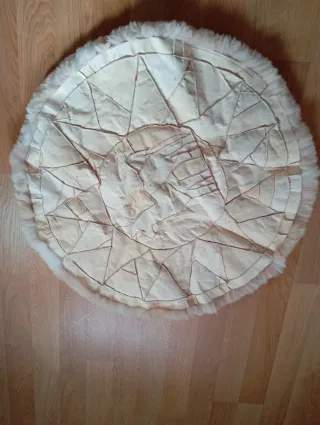 Alfombra peruana de piel y pelo de llama.