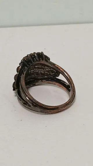 Anillo antiguo con piedras negras y unico