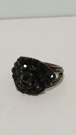 Anillo antiguo con piedras negras y unico