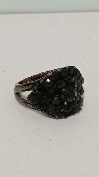 Anillo antiguo con piedras negras y unico