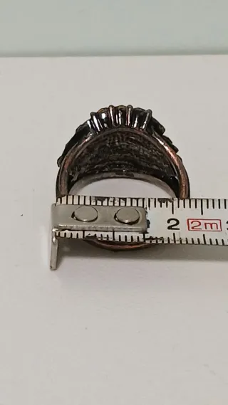 Anillo antiguo con piedras negras y unico