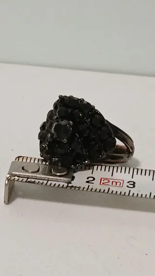 Anillo antiguo con piedras negras y unico