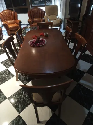 Mesa de comedor de madera