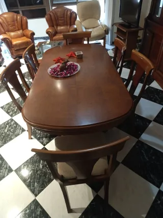 Mesa de comedor de madera
