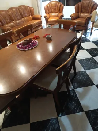 Mesa de comedor de madera