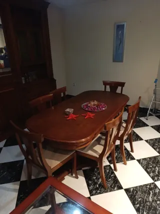 Mesa de comedor de madera