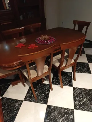 Mesa de comedor de madera