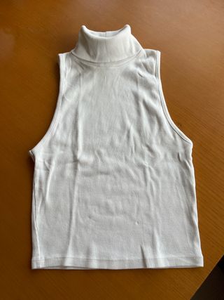 Camiseta Zara cuello alto sin mangas blanca