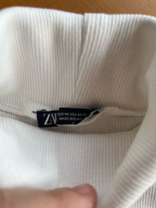 Camiseta Zara cuello alto sin mangas blanca
