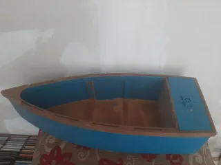 Maqueta de barco azul