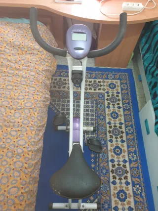 Bicicleta Estática Blanca y Morada