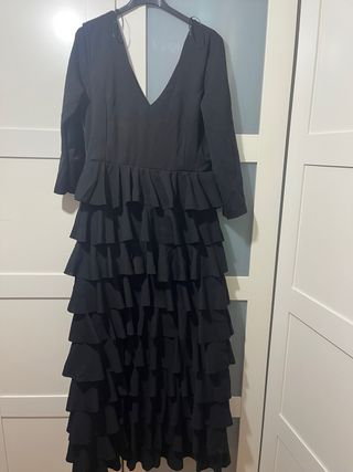 Traje de flamenca negro con volantes