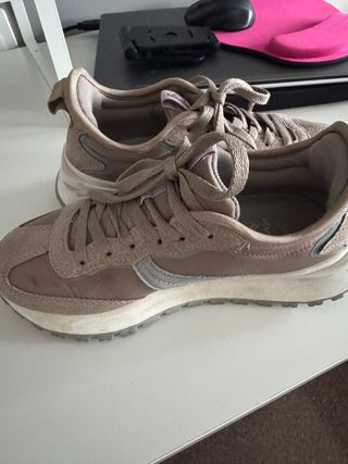 Zapatillas deportivas beige y grises