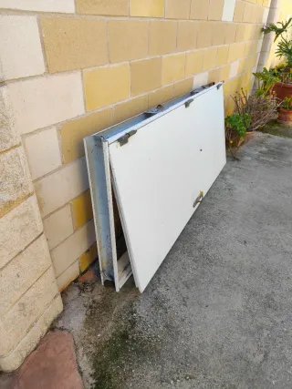 Puerta exterior blanca