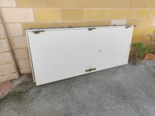 Puerta exterior blanca