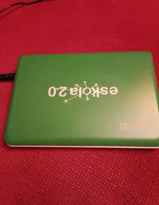 Portátil Notebook Blanco y Verde