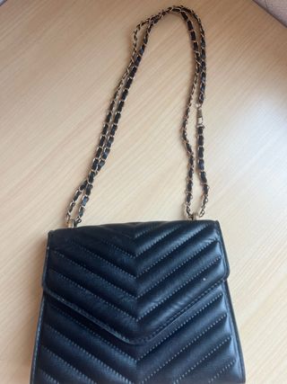 Bolso negro con cadena