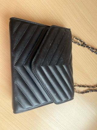 Bolso negro con cadena