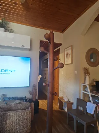 Perchero de pie de madera