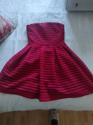 Vestido de fiesta rojo con rayas