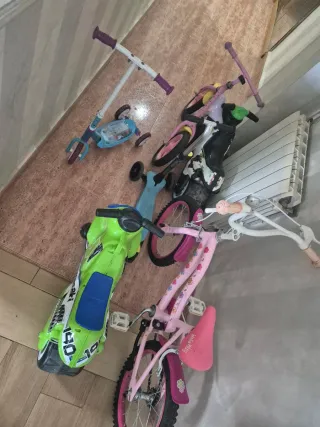 2 motos, 2 patinetes y 1 bici niña