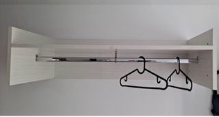 Dos Estanterías con barra para colgar ropa .