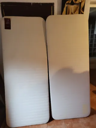 Espejo de madera con marco dorado