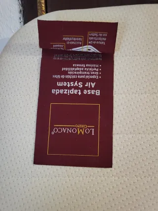 Espejo de madera con marco dorado