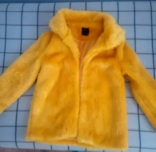 Chaquetón piel sintética amarillo