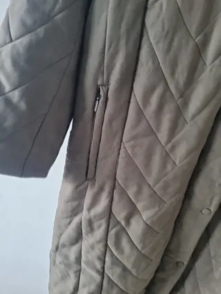 Abrigo largo verde oliva con capucha