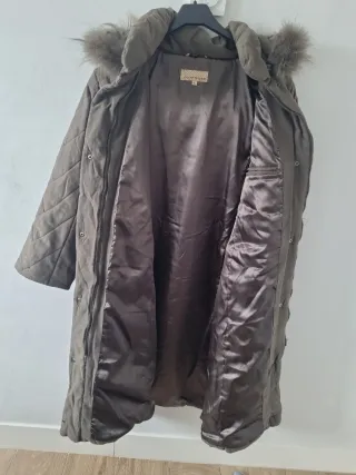 Abrigo largo verde oliva con capucha