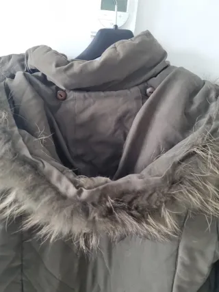 Abrigo largo verde oliva con capucha