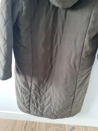 Abrigo largo verde oliva con capucha