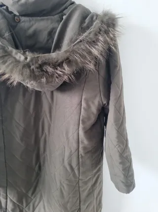 Abrigo largo verde oliva con capucha