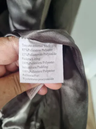 Abrigo largo verde oliva con capucha