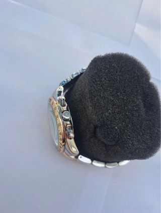 Reloj de pulsera dorado y plateado