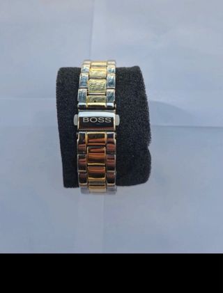 Reloj de pulsera dorado y plateado
