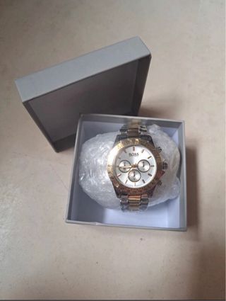 Reloj de pulsera dorado y plateado