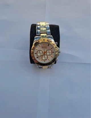 Reloj de pulsera dorado y plateado