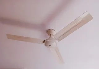Ventilador de techo blanco con regulador