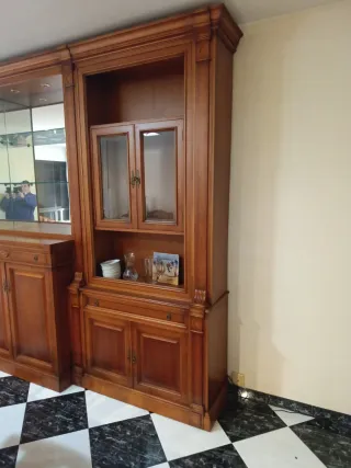 Mueble de comedor de madera y cristal