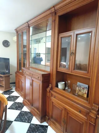 Mueble de comedor de madera y cristal