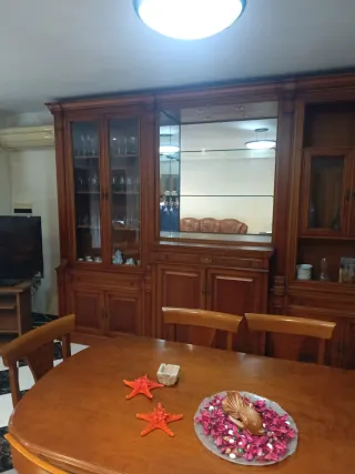 Mueble de comedor de madera y cristal