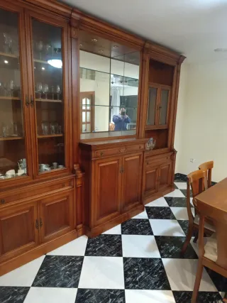 Mueble de comedor de madera y cristal