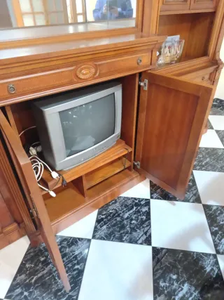 Mueble de comedor de madera y cristal
